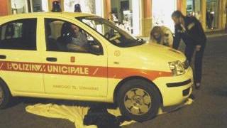 L’auto della polizia municipale sopra la merce degli ambulanti