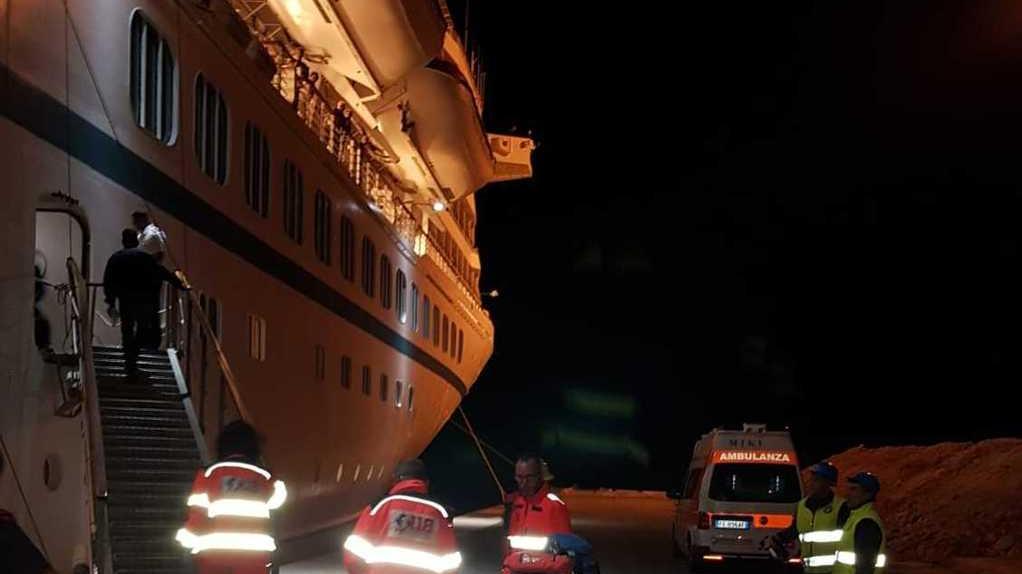 Malore a bordo: turista 72enne soccorsa in porto
