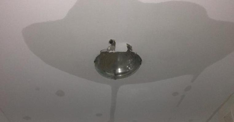 Piove dentro l’ospedale evacuate alcune stanze 