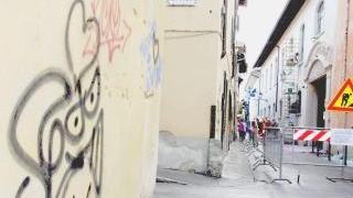 Le transenne davanti all’ex Campolmi. A destra sacchi in strada