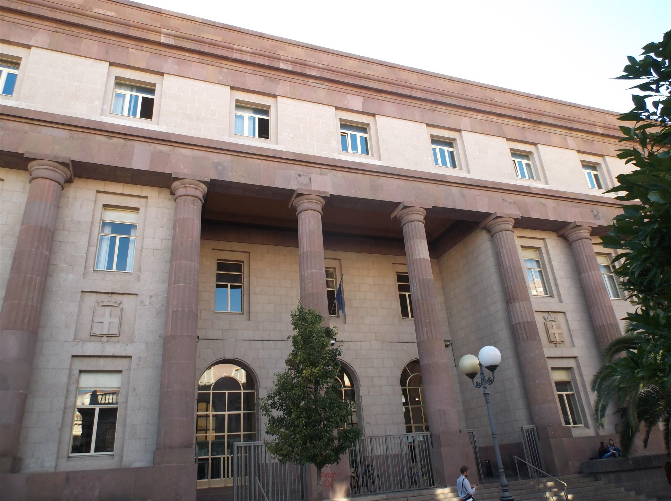Sassari, la segretaria visitava al posto del medico: al processo parlano i testimoni