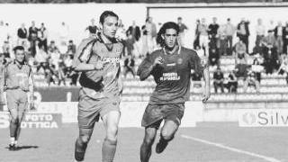 A sinistra, un Gianluca Porro “d’annata” (2001) con la maglia della Carrarese contro Federico Balestri del Pisa; sopra, Indiani; a destra il gol annullato a Di Giusto nel primo tempo del derby di Pistoia