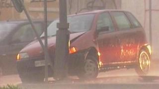 A destra la scena di uno dei vari incidenti avvenuti durante il nubifragio. A fianco via Filzi allagata: il traffico è andato ko nei quartieri nord