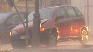 A destra la scena di uno dei vari incidenti avvenuti durante il nubifragio. A fianco via Filzi allagata: il traffico è andato ko nei quartieri nord