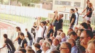 Gli ultras «Curva Ferrovia» in mezzo ai tifosi della Colligiana