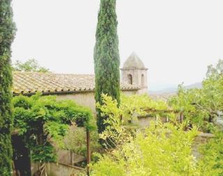 In alto una veduta dell’Eremo di Santa Caterina, di fianco il castello del Volterraio