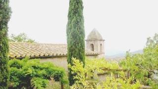 In alto una veduta dell’Eremo di Santa Caterina, di fianco il castello del Volterraio
