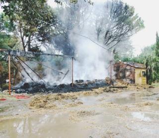 Il fienile distrutto dalle fiamme di origine dolosa