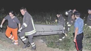 La salma viene portata all’obitorio dai soccorritori