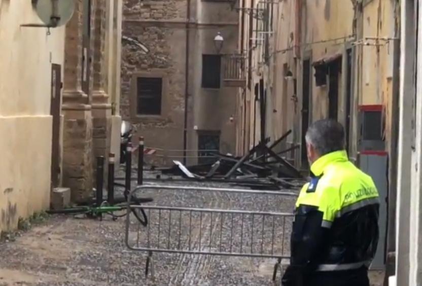 Alghero, vola il tetto del teatro comunale 