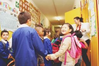 Prato: bambini di diverse nazionalità fotografati in occasione del loro primo giorno di lezione