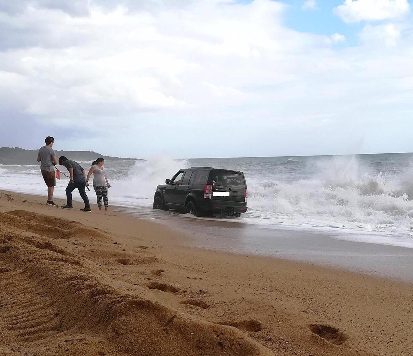 Land Rover travolta dalle onde in spiaggia a Bucche Strumpu