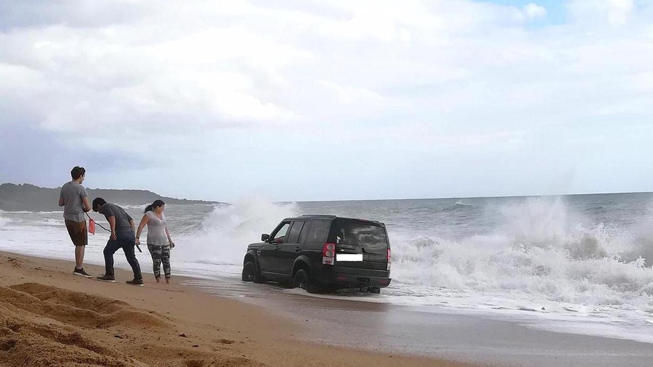 Land Rover travolta dalle onde in spiaggia a Bucche Strumpu