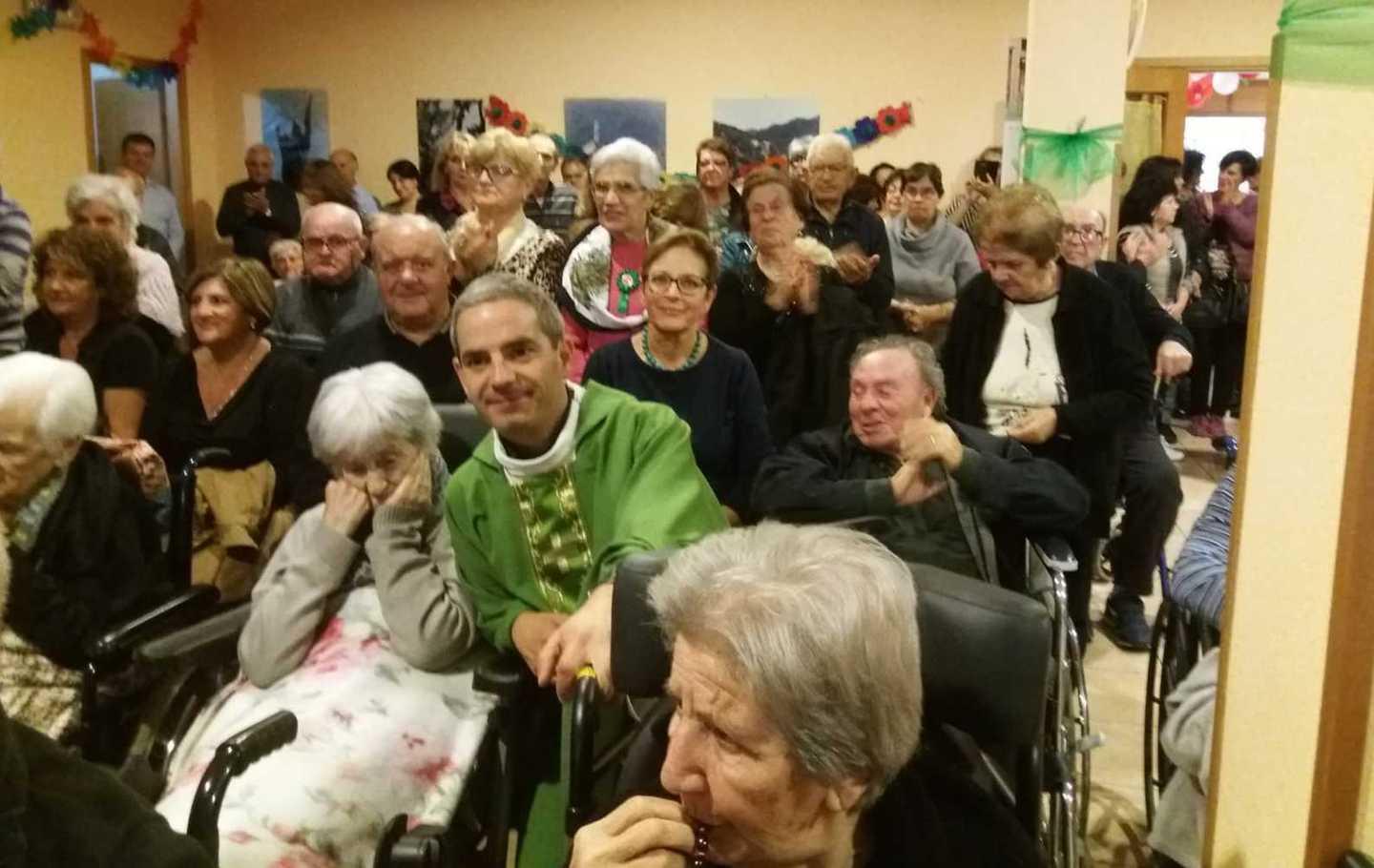 Folk, musica e solidarietà: festa con gli anziani alla casa di riposo