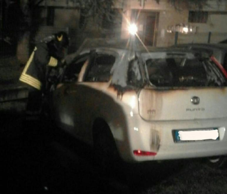 Auto incendiata nella notte, si ipotizza il dolo 