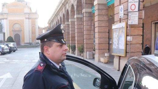 Ruba l’auto a un amico per andare a litigare con l’altro: denunciato