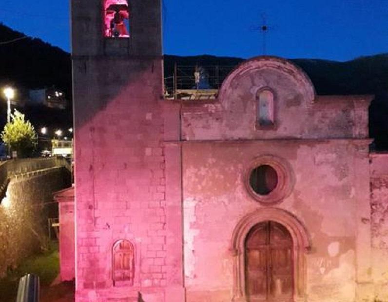 Lotta al tumore al seno: la chiesa di Desulo colorata di rosa