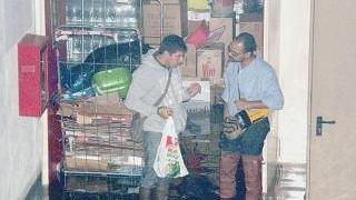 Da sinistra, due dipendente della Standa, dove l’acqua ha raggiunto i 40 centimetri; i vigili del fuoco in via del Seminario per un tetto pericolante e uno scorcio della gioielleria Talarico allagata in via Grande