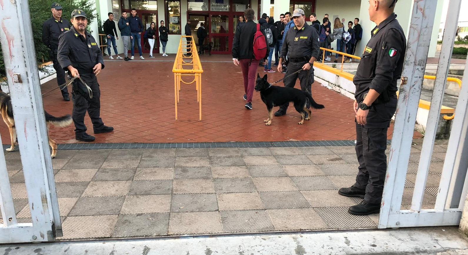 I controlli della guardia di finanza all'Istituto Deffenu