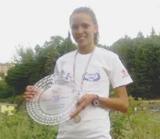 Anita Nari col premio ricevuto a Siena