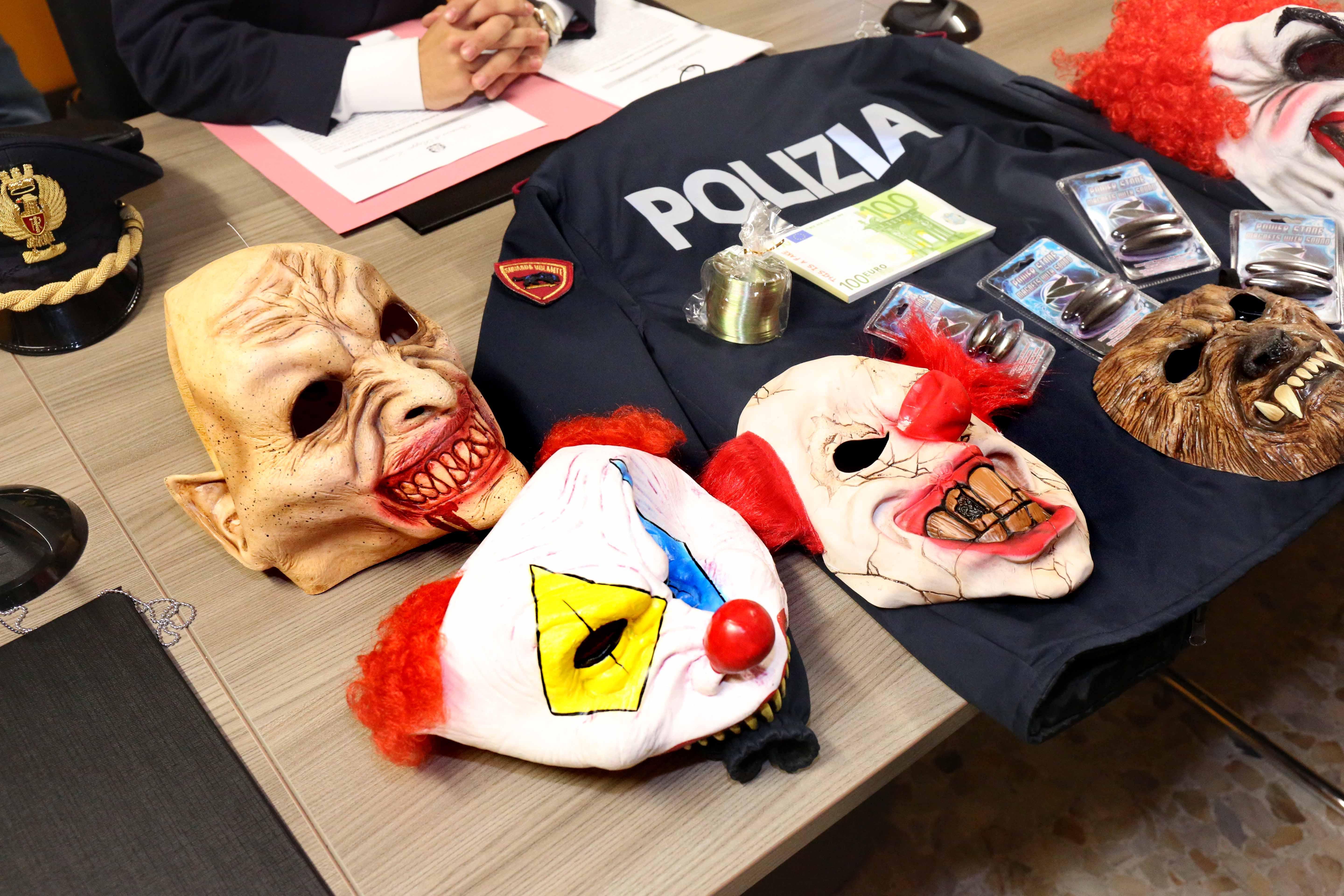 Reggio Emilia, rapinano un passante mascherati per Halloween: presa una baby gang