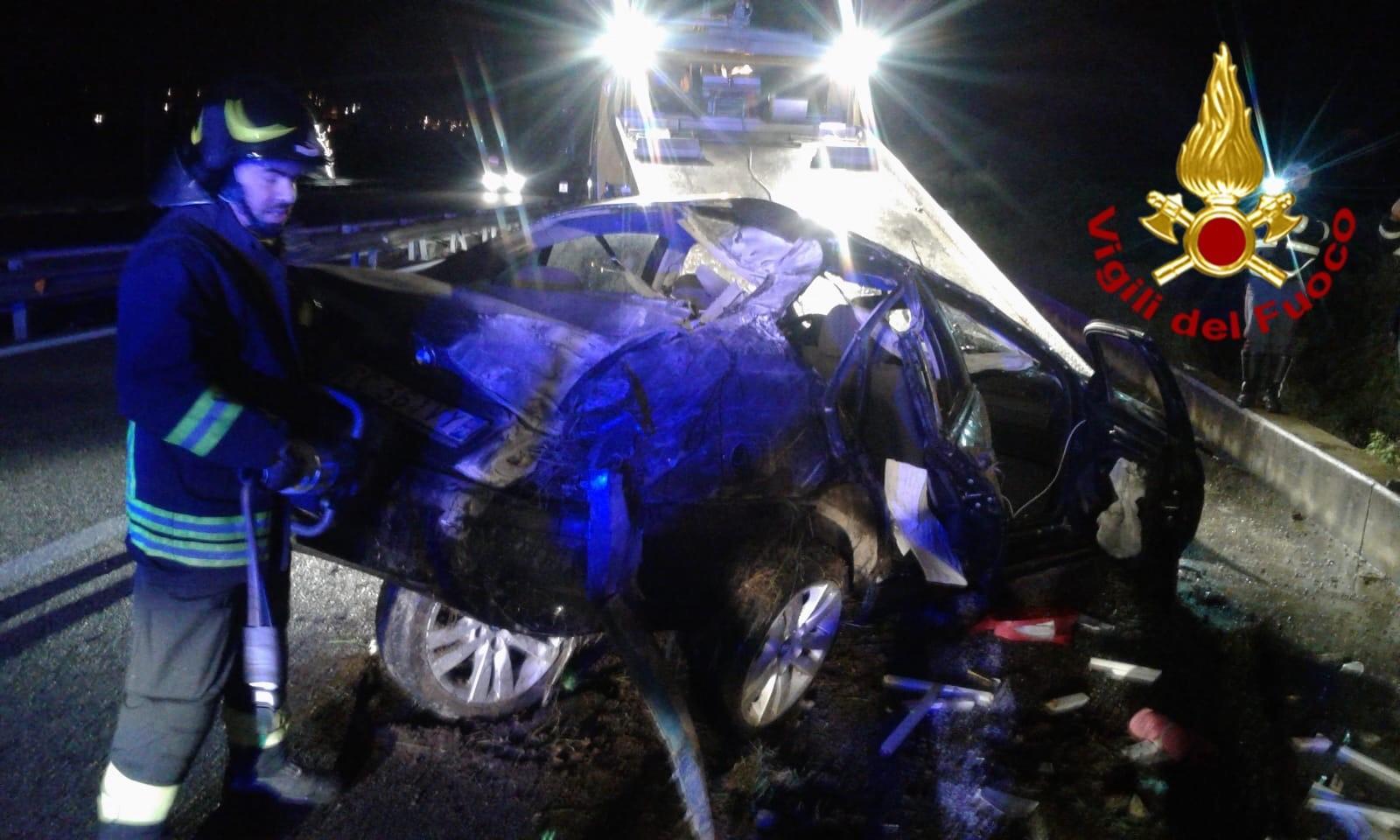 Si ribalta l'auto sulla 131 dcn, due persone ferite