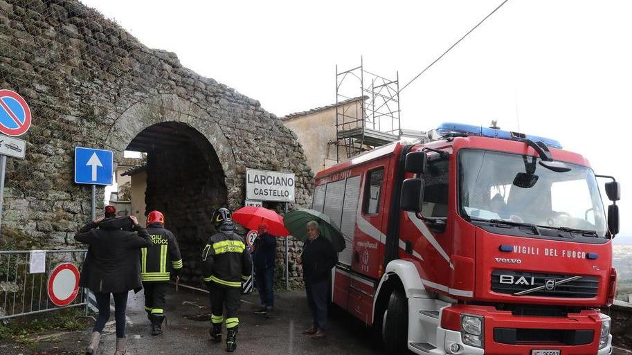 Sopralluogo al Castello di Larciano: i residenti chiamano i vigili