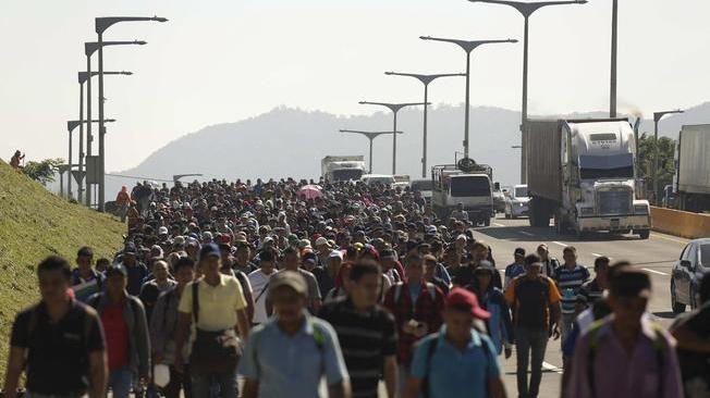 Trump: "Fino a 15 mila militari al confine per fermare la carovana di migranti"