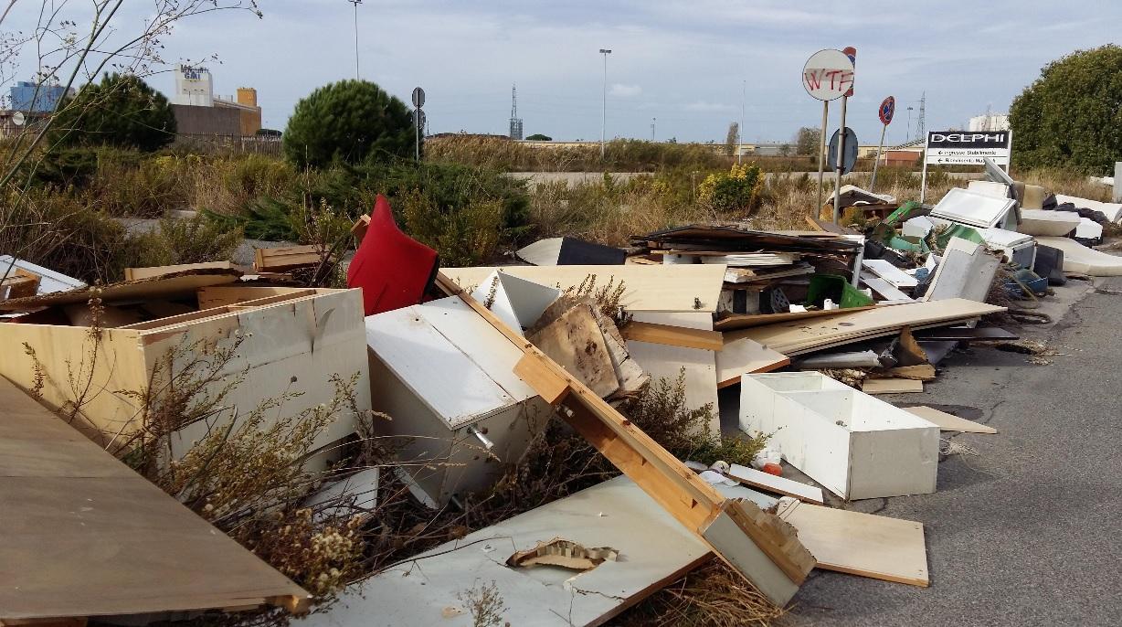 Rifiuti abbandonati in via Enriques vicino alle ex fabbriche Delphi e Trw