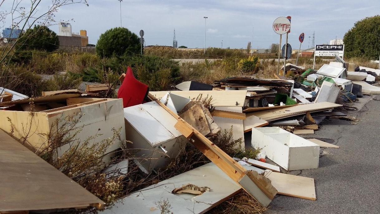 Rifiuti abbandonati in via Enriques vicino alle ex fabbriche Delphi e Trw