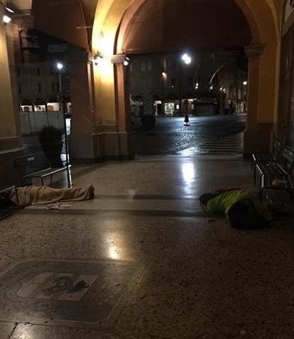 Polemiche per la foto dei clochard in centro L’appello del sindaco