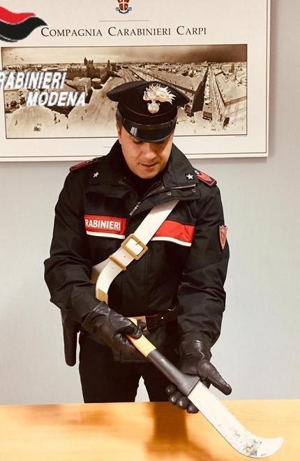 Ha una roncola in auto Denunciato per l’arma