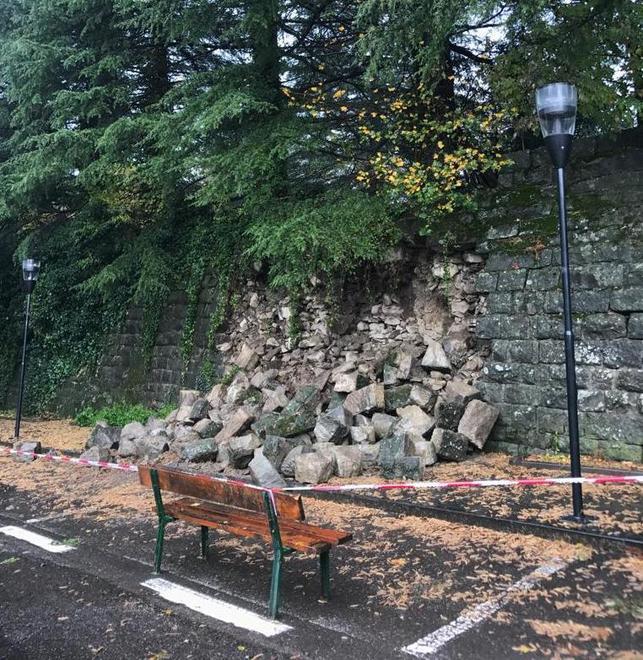 Cimitero inagibile, tetti scoperchiati stand distrutti: l’Appennino conta i danni 