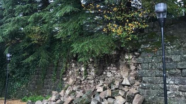 Cimitero inagibile, tetti scoperchiati stand distrutti: l’Appennino conta i danni