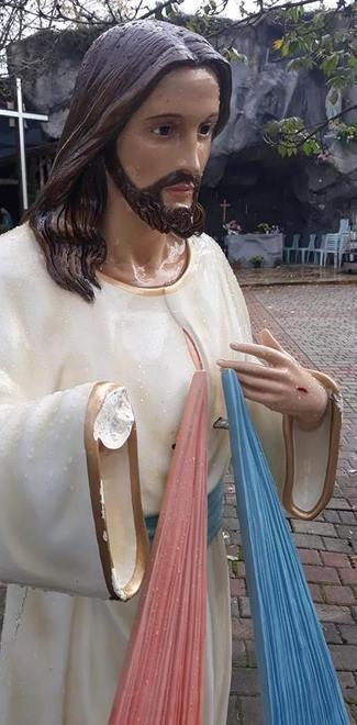 Caduta e danneggiata la grande statua di Gesù