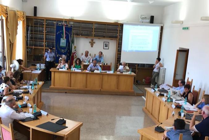 «Atti proibiti alle minoranze». Salta il Consiglio 