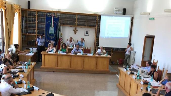 «Atti proibiti alle minoranze». Salta il Consiglio