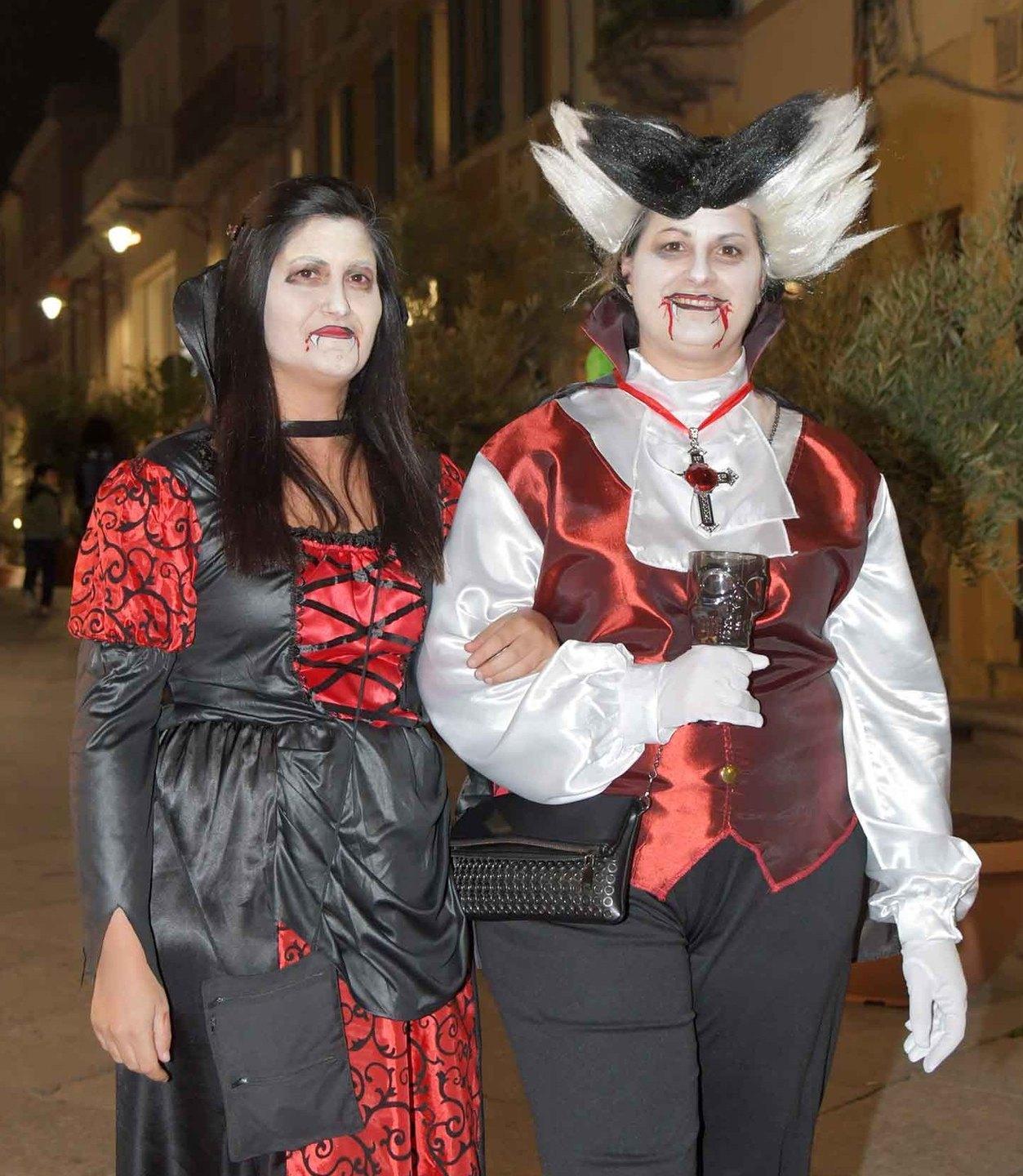 Streghe e zombie invadono la città successo per «S’Iscuru» 