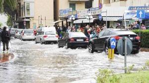 Nubifragio all'Elba, straripa un canale auto in sosta spazzate via dall'acqua