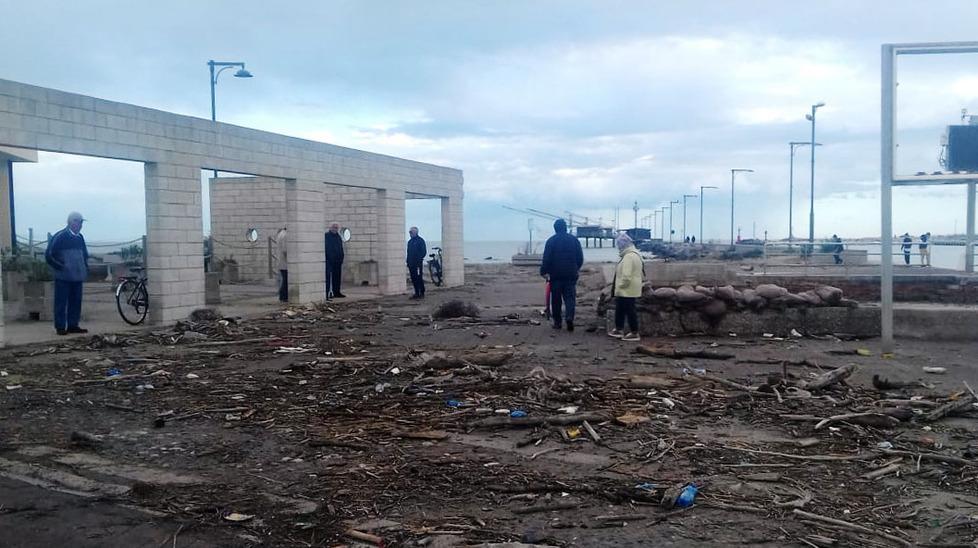 Lo scirocco non lascia scampo La conta dei danni sulla costa 