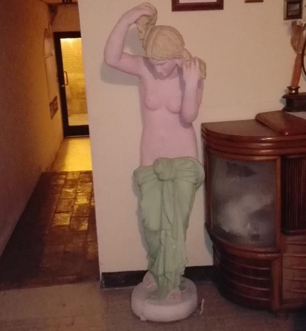 Ladri alla Corte Boiardo Vogliono rubare la statua ma pesa duecento chili