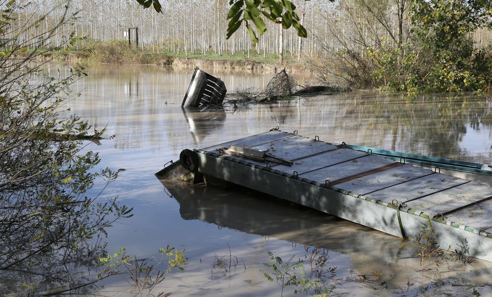 Enza, l’argine ricostruito tiene la pressione dell’acqua 