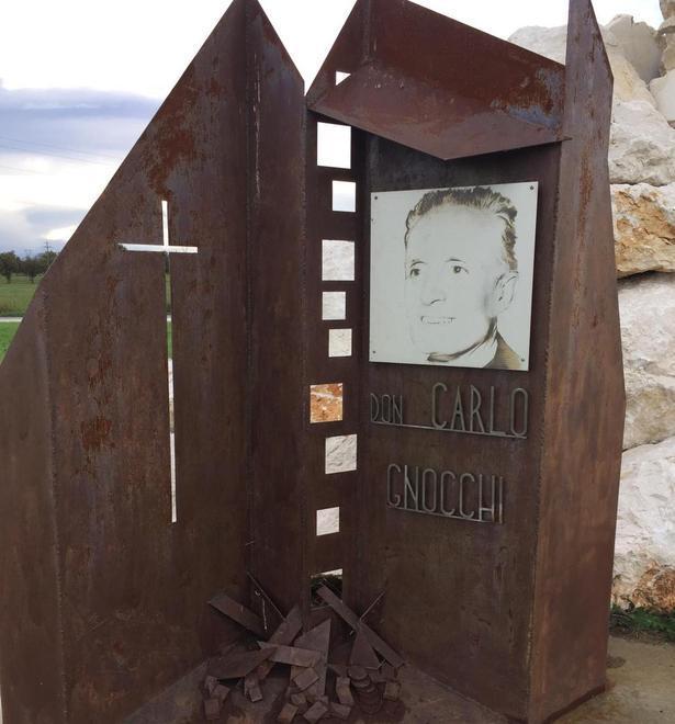 La forti raffiche di vento abbattono la torre degli alpini 
