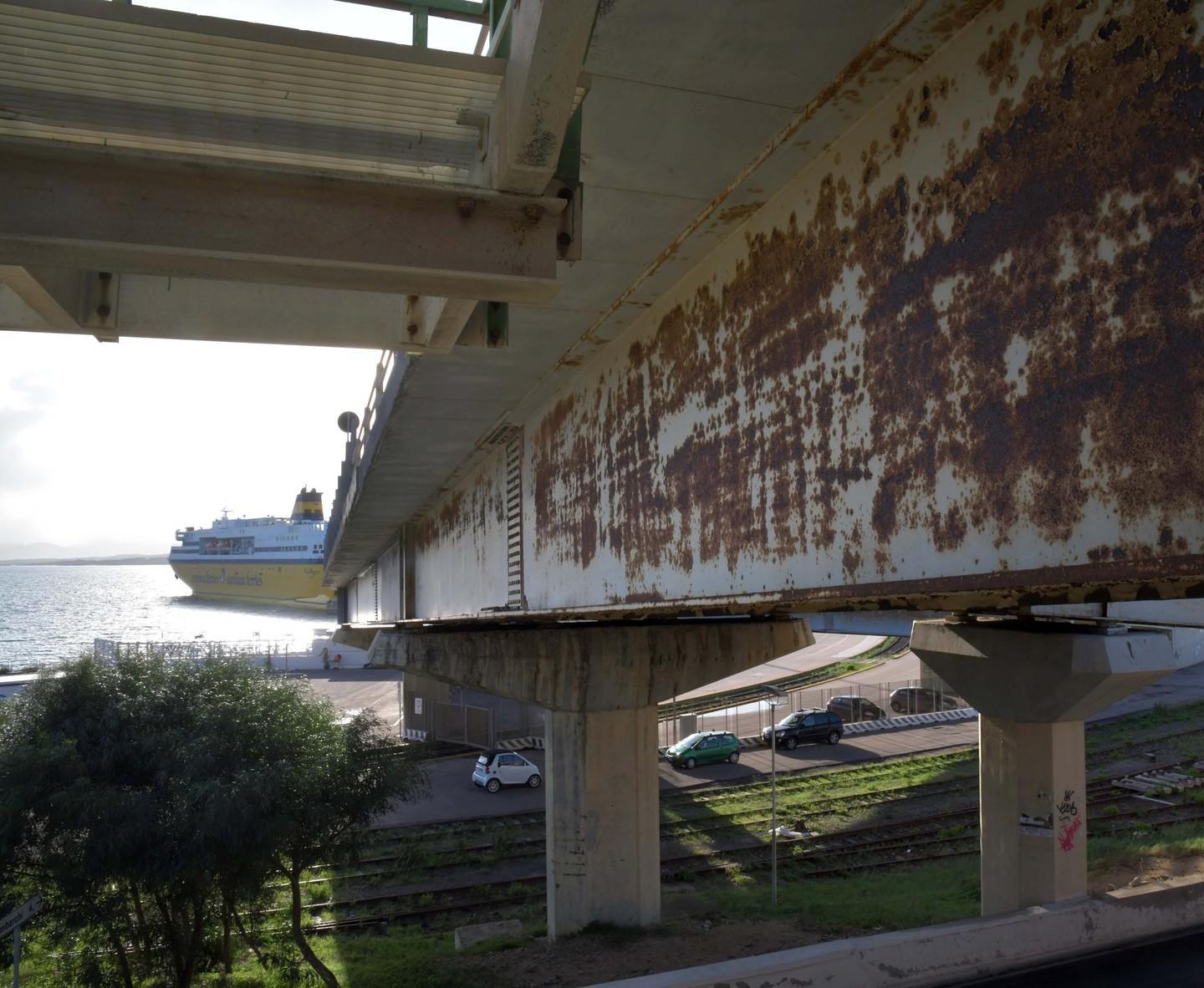 Allerta a Golfo Aranci, il ponte per i traghetti si corrode: crepe e ruggine 