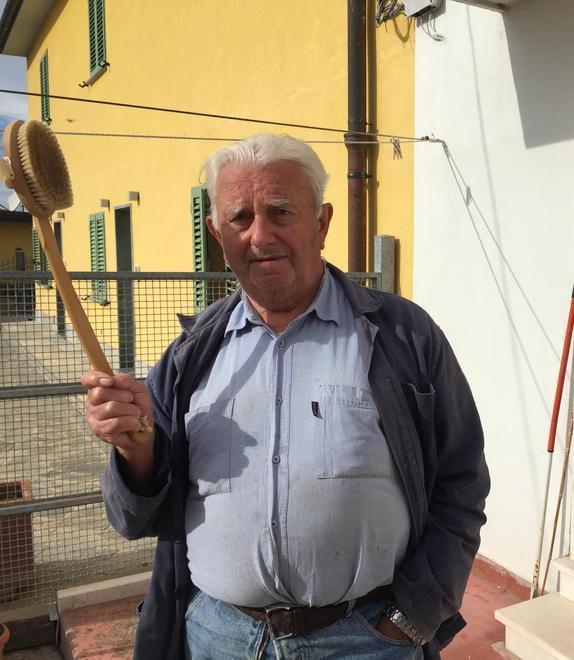 Ottantenne trova il rapinatore in casa e lo mette in fuga con lo spazzolone 