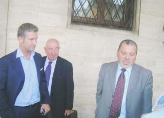 Gianluca Rossignolo (a sinistra) e Claudio Degrate (a destra) ieri mattina davanti alla Provincia