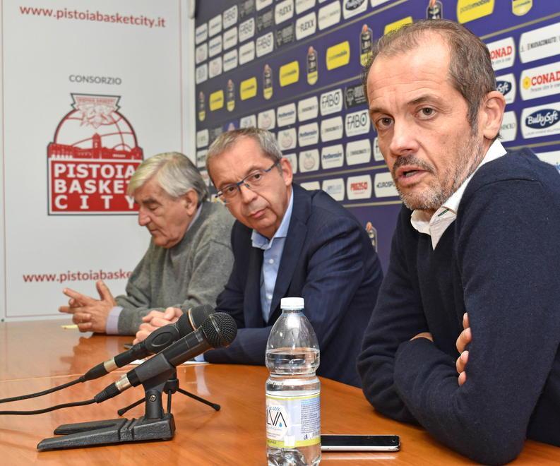 L’annuncio choc in conferenza stampa: da sinistra Ivo Lucchesi, Massimo Capecchi e Giulio Iozzelli