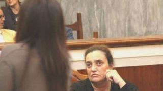 Susanna Fiorini durante una pausa del processo e, più a destra, l’avvocato Alberto Uccelli