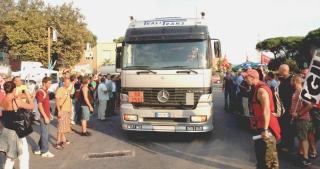 Il blocco dei camion davanti alla raffineria e a destra il mnistro Claudio Scajola