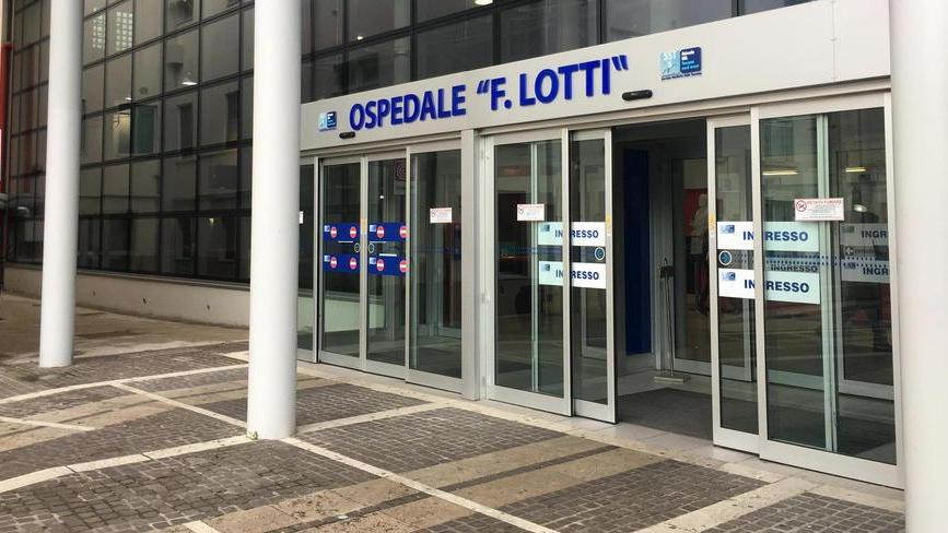Cade dal letto d’ospedale e muore Via al processo